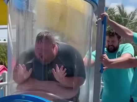 胖子玩水滑梯出不来了?#跑酷#极限运动