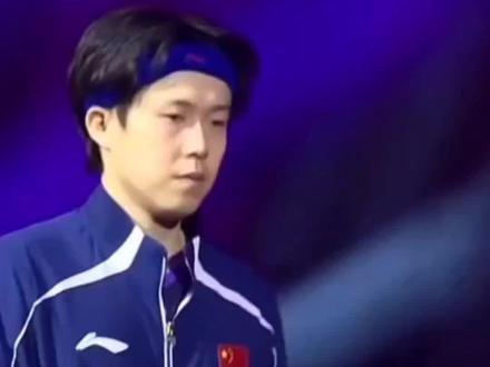 刚刚结束一场新加坡大满贯的男单比赛,王楚钦3:0横扫户上隼辅,晋级男单16强。王楚钦首局疑似发球遮挡,遭对手鹰眼挑战成功,心态丝毫不受影响,依旧稳如磐石。他凭借精准的落点控制和犀利的正反手进攻,全程牢牢掌控节奏,每一拍都打得干净利落,彻底压制住对手,最终以11比9、11比8、11比5完胜对手。如今的王楚钦状态火力全开,技术与心态双双拉满,用绝对实力诠释顶尖水准,期待王楚钦勇夺新加坡大满贯男单冠军。#王楚钦