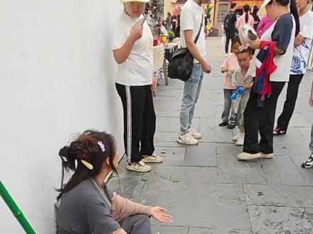 银票是公司的,零食是自己的,什么神仙工作#婺女洲乞丐#婺女洲#npc#神仙工作#旅行推荐官
