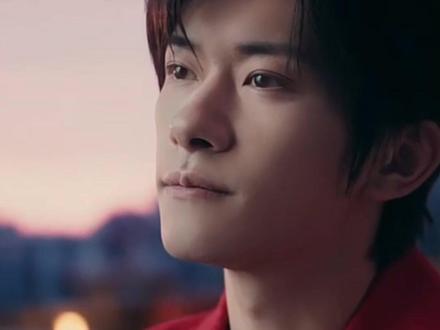 #易烊千玺 成为#千问 品牌全球代言人,目前是至少28家产品的#代言人 ,其主演#春节档电影 《#惊蛰无声 》开启预售。