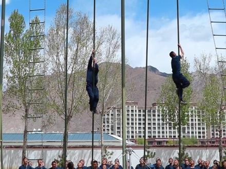 新消防员的“红牛杯”爬竿比赛#炫出我的凡尔赛赛赛 #我家宝宝顶流范儿 @抖音小助手