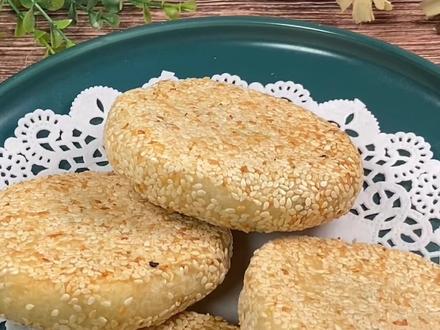 传统手工做法芝麻饼,咬一口浓浓的芝麻香,皮薄馅足,口感清脆越嚼越香#抖音美食创作人#纯手工芝麻饼。