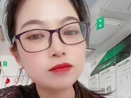 最近全网都在玩的梗:80后染黄毛,集体“中年叛逆”。这不是散漫,也不是胡闹,而是我们80后开始放慢生活的脚步,好好善待自己,这是一种觉醒…生活对于我们80后来说真的太不容易了,年少时规规矩矩,不敢任性,不敢说不,年长时相信“努力终有回报”,奔波半生,满身疲惫,活在上有老下有小的“夹心层里”…#真实生活分享计划 #马头桥同城 #实体店老板娘 #中年女性感悟