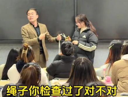 当你试图在魔术表演里找逻辑#课堂选人 #弱小可怜又无助 #魔术表演