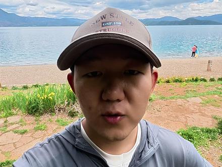 非5A景区:泸沽湖自驾绕湖游。 云南四川交界处的泸沽湖,虽然不是5A,但是比80%以上的5A要强很多。泸沽湖的水,类似于九寨沟的长海,甚至比长海还要漂亮一些。缺点就是交通不是很方便,周围的国道省道,坑坑挖挖的。那么问题来了,为什么泸沽湖快二十年了,还没升到5A?#旅行日志 #泸沽湖 #云南旅游 #自驾游 #蓝天白云如期而至