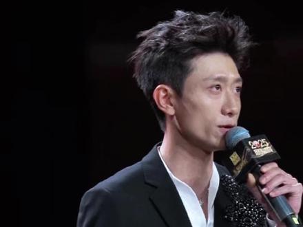 #张一山 发表获奖感言 一身黑西装帅气十足#国剧盛典 #2025国剧盛典