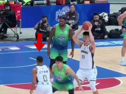 看到最后!杨鸣主帅这个动作,除了地板漏电外,不排除还有其他可能性!#杨鸣 #辽宁男篮 #dou来cba