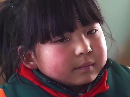 怎么能在这么小的一个小女孩身上,看到这个年龄不该有的疲惫(cr:香溢人间)#纪录片 #留守儿童 #香溢人间