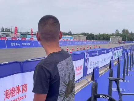 距离比赛还有两天,教下首次参赛的热血青年换项区准备工作#铁人三项 #体育精神 #金堂#成渝双城经济圈