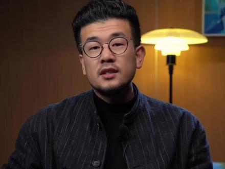 台湾地标101大厦 今天咱们来聊聊台湾省台北市101 大厦的传奇历程!帮你提前做个旅游攻略。
你可能刷到过它的跨年烟火,也可能刷到过他的楼内马拉松,或者即将有人徒手攀爬101大厦再或者它是曾经的世界第一高楼。
但你肯定不知道,这栋大厦中藏着太多的设计巧思:他像竹节一样节节攀升的造型,不仅好看还能抗台风抗地震;楼里藏着一个 660 吨的 “巨型摆锤”,是他的定楼神球;还有当年全球最快的电梯,37 秒就能冲到 89 楼;甚至还有许多风水细节的考量;它以独特的东方美学,成为了台北乃至整个台湾省的新地标; 2004 年开业那会儿,周杰伦、蔡依林、孙燕姿这些顶流明星全来助阵,现场人山人海,简直是 “地表最强开业盛典”!今天咱就一步步走进它,先摸清它的 “大体格”,再了解它的 “成长史”,最后聊聊过段时间我们亲自去一探究竟的心愿,保证听得明明白白,还能感受到不一样的温度。#台湾101大厦 #台湾 #地标建筑 #建筑之美 #台湾省