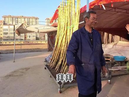 400万人揪心的削蔗大叔,后续来了! 上次偶然拍到削甘蔗大叔反握刀时不慎伤手,那条视频竟被400多万人围观,评论里全是“心疼大叔”“一定要注意安全”的牵挂。今日特地寻回市场,笑着喊了句“叔,称个甘蔗”,既为兑现一份惦记,也想好好看看他的近况。没曾想,大叔手上又添了新伤,上次的疤痕还未消退,上周又因大意削去一块肉,却仍笑着说“没事,不怕”。
悄悄洗好他和孙女的合影送去,却被甘蔗里塞了些自家种的核桃……
没有惊天动地的故事,只有市井里最朴素的善意:他为生活认真削好每一根甘蔗,我们为这份不易默默牵挂。愿这份双向的温暖,能护他此后平安顺遂。❤️
#削甘蔗 #众生皆有相 #蔡家坡 #宝鸡同城 #平安守护 @抖音小助手