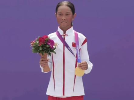 济南13岁女孩崔宸曦获得杭州亚运会滑板女子街式冠军,老师:热爱体育 能吃苦。