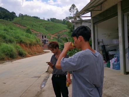 三兄弟的生活简简单单,中午吃上一碗米粉,晚上再炒两个菜 #生活记录 #美食 #vlog
