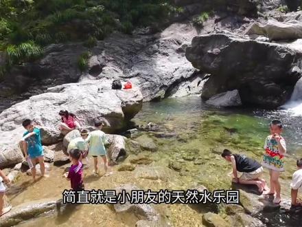 庐山|怎么轻松玩三叠泉?看这个视频就够❗
三叠泉是“四大名瀑”之一,属于庐山东线 在峡谷底部,只能步行抵达
✅到达方式: 攻略了很久,总结了3种:
方式1️⃣:从山上直下1300个台阶,再原路直上1300台阶回到山上,适合当天仍然住在牯岭镇且体力棒棒者,巨累,带娃不敢轻易挑战
方式2️⃣:按方式1到三叠泉后,不往回爬回山上,而是继续往下到东门,再去北门坐景交车回到山上,优势是全程下坡,劣势是稍微折腾点。如果行李少,到三叠泉后直接东门下山离开更方便
方式3️⃣:就是我们走的,东门进出,来回3小时,缓坡向上一路能玩水
✅游玩路线:李白草堂➡️鹰嘴峰➡️ 玉川门➡️铁壁精舍➡️天门潭➡️南宋石刻➡️飞来石➡️铁壁峰➡️骆驼峰 ➡️三叠泉
✅周边游玩: 白鹿洞书院 、李白“望庐山瀑布”打卡地
#庐山 #庐山旅游 #庐山攻略 #庐山三叠泉瀑布 #庐山亲子游 @抖音创作小助手 @抖音小助手