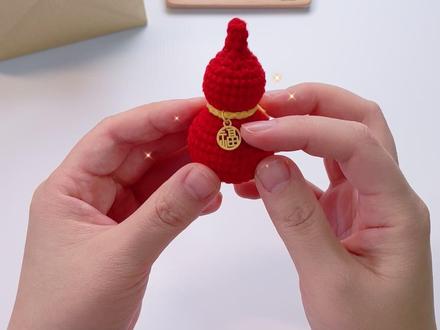 钩织小葫芦详细教程(附图解) 毛线:四股牛奶棉
钩针:2.0
图解:
R1: 环起 6x
R2: 6v
R3: 6(x,v)
R4: 9(x,v)
R5: 9(2x,v)
R6-9: 36x
R10: 6(4x,A)
R11:6(3x,A)
R12: 6(2x, A)
R13:9A
R14: 9v
R15: 6(2x,v)
R16-17:24x
R18: 6(2x,A)
R19:9A
R20:4A,x
R21-22:5x