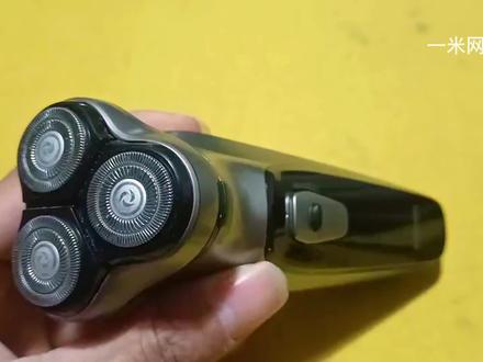 电动剃须刀脏了怎么办,教你一招解决,这样拆卸清洗方法非常实用#剃须刀#生活小妙招#生活小常识#维修小技巧