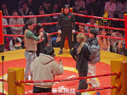 今天的拖子站起来了#网红拳击赛 #泉州天宫酒吧 @不吃奶露拖 @我是小程同学 裁判又一次选择原谅 #泉州天宫酒吧