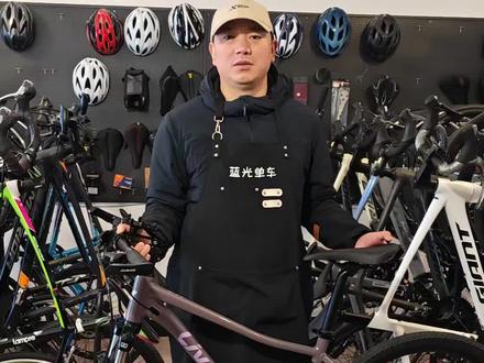 99新捷安特女士山地车,价位在2190元, 99新最新款捷安特凯特2cate2山地车,24.5.15日原价2900元购于捷安特专卖店,买了工作很忙,几乎没有时间骑。只骑行了几次里程不超过200公里,胎毛还很多,说99新不过分,具体看顶部视频。m码车架适合175以下。凯特2是捷安特的常青树车型,导致目前市面上很多老款,配置成色车况都有差异,一分钱一分货,没必要拿老款来比价。
具体配置:
1捷安特全铝合金内走线车架,专为女性几何优化,斜梁上下车比较方便。
2日本禧玛诺新款cues前2后9档 变速器套件
3台湾省彦豪油压碟刹,台湾省浩盟的牙盘
4台湾省三拓油压前叉带锁死
5铝合金双层轮圈,培林花鼓,骑行润度高
总结:捷安特给这款车采用的几乎全是知名大厂配件,决定了它质量稳定,骑行轻快。
平台低价车很多,品质差异很大,需要便宜,对品质要求不高的的请移步,老朱这里只做高品质带质保二手车。
#捷安特 #山地车 #山地自行车 #骑行