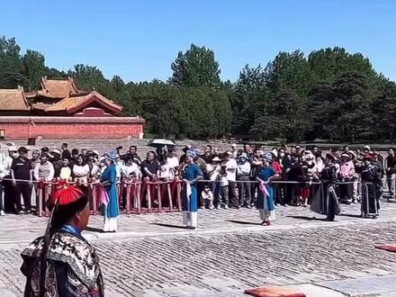 汉人接受清朝近300年统治的主要原因可归纳为以下几点:其一、实力方面无法打过满清八旗,汉人虽人口众多但军事组织松散,多次反抗(如反清复明)均以失败告终。其二、怀柔政策与民生稳定:清朝初期实行仁政,如兴修水利、发展农业,尤其在康乾盛世时期,百姓生活相对安稳,削弱了反抗意愿。其三、阶层流动与文化融合,汉人精英可通过科举或“汉军旗”进入朝廷,既得利益者维护统治秩序。满汉通婚和文化互渗(如满人学习汉文化)减少了民族对立。其四,思想控制与高压统治:文字狱和愚民政策压制反抗思想,同时闭关锁国限制了外部刺激。此外,清朝通过逐步消灭反抗势力(如联合吴三桂击败大顺军)巩固政权,而汉族百姓更重视生活稳定而非政权更迭。