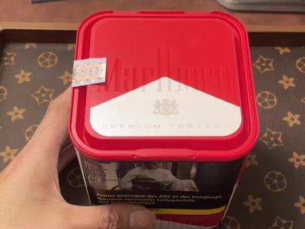 卢税红万桶,质量还是不错,性价比高。有空再拿德税,意税来对比一下,#手卷烟 #万宝路 #吸烟有害健康