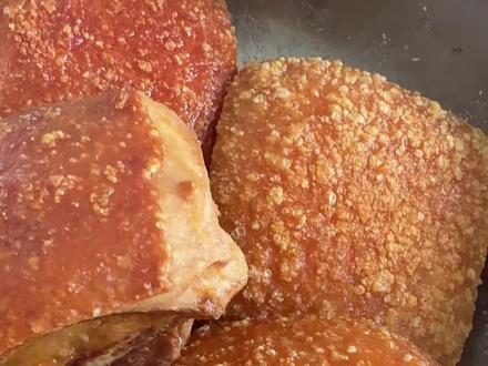 精选陆川土猪肉,柴火炸出魂。这碗陆川扣肉,藏着最踏实的家乡烟火气#虎皮扣肉 #陆川 #广西美食