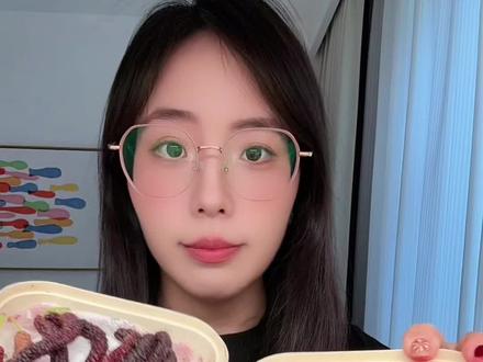 试吃4种长条桑葚 珍珠长桑葚 黑红桑葚 牛奶桑葚 金香桑葚 #长条桑葚 #桑葚 #牛奶桑葚 #北京的甜品简直夯爆了 #应季水果 @抖音小助手 @抖音作者助手