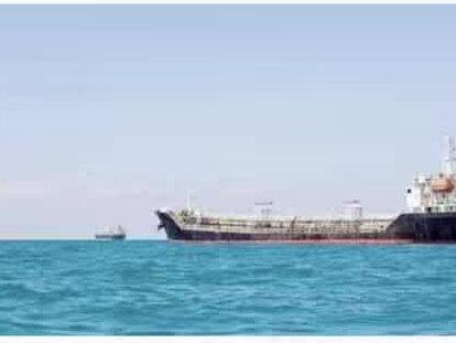 中东紧张局势下 第一艘油轮穿越霍尔木兹海峡,全球油价要变天?
#中东局势#霍尔木兹海峡