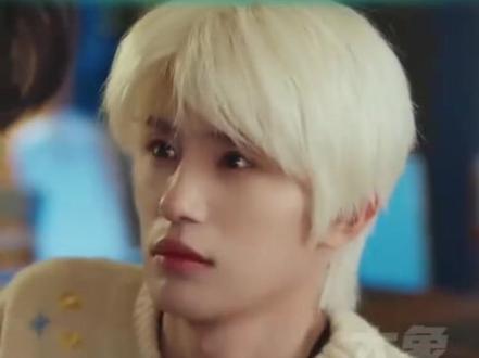 10万+在线!300万观看!张翅昨晚直播杀疯了🔥
春节刚追完《一家三口在同班》,他又凭直播冲上热搜
2026观众只磕“活人感”,不跟粉丝端着的人活该他红!
#张翅 #短国顶流 #抖音直播 #活人感