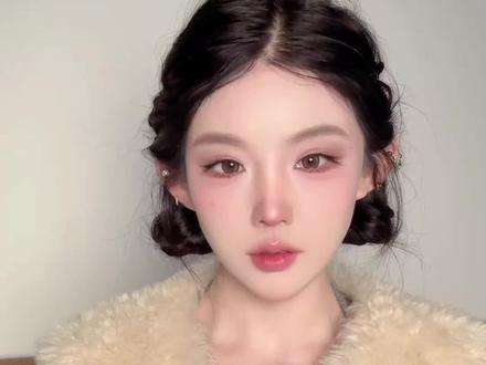 俏皮千金发型教程
新年穿皮草毛毛衣服怎么能少得了贵气发型呢
#发型教程 #温柔系列