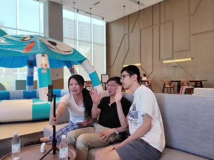 新高一同学的暑假规划开学成学霸。
一:数学
一定要提前把函数学好,因为函数思维几乎是贯穿整个高中的。数学高考题目也是以函数为主线的。
二:语文
暑假就干两件事,练字跟看四大名著,以及高一要求整本阅读的乡土中国。
三:英语
得词汇者得天下!高考词汇提前背,高考词汇量要求3500到4000词。
四:物理
一定要提前把力学部分预习好,力学贯穿整个高中。
五:化学
实行新高考的高一考生物理和化学要一起选科目,只选物理不学化学等于学文科。化学对于新高一很重要,这个暑假先把元素周期表背会了。再预习一下化合价跟氧化还原反应,物质的量是重难点。#升学规划 #学好数理化走遍天下都不怕 #各自努力顶峰相见