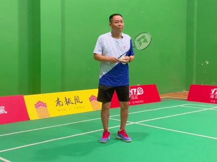 单打中垂直下落的发球怎么接?关键在于找准击球部位#羽毛球 #李老课堂 #打羽毛球🏸 #李教答疑