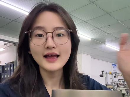 隔磁片是一种专门用于管理磁场和电磁波的薄片材料,主要功能是汇聚磁能和屏蔽磁场干扰。
它常见于智能手机、无线充电器等设备中,主要有三大核心作用:
· 提升效率(导磁):为磁场提供一条“高速公路”,将磁力线约束在特定范围,增强线圈间的磁耦合,从而提高无线充电效率并减少发热。
· 防止干扰(隔磁):贴在电池或金属后壳内侧,阻断磁场被金属吸收(防止产生涡流损耗),避免发热和信号干扰,确保NFC支付等功能正常。
· 吸收杂波:吸收设备内部的多余电磁波,减少对电路的干扰,保障复杂电子系统稳定运行。
根据应用场景,隔磁片主要有以下几种材料:
· 软磁铁氧体:最常见、技术最成熟。分为MnZn(适合大功率)和NiZn(适合高频)。优点是稳定性好,缺点是材质硬脆、厚度通常>0.1mm。
· 非晶/纳米晶:目前的高端主流选择。优点是磁导率极高、柔软超薄(最薄可达30μm),非常节省内部空间。多用于旗舰手机。
· 吸波材料:以树脂为基材的柔性复合材料。主要功能是“吸波”而非“导磁”,适合RFID/NFC抗金属干扰。#吸波材料 #模切冲型 #愿达