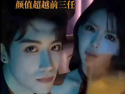 韩安冉公开霸总新男友,颜值超越前三任 网红韩安冉近期公开新男友,称其为“霸总”型,身高约1.8米、身材健硕、五官阳刚,颜值明显高于前三任老公。两人在夜店同框举杯、亲密亲吻,随后手牵手开车回家,途中十指紧扣、甜蜜互动,宛如韩剧。另有合照显示,男方高冷帅气,亲吻韩安冉侧脸,满眼宠溺。韩安冉感情史丰富,已离婚四次、历经三位前夫,去年与宋浩然离婚后曾公开表示“不想再婚”,如今却再次高调示爱。男方同为网红,1996年出生,现年31岁。此次韩安冉携女儿在国外游玩,生活悠闲。她常在社交平台发布“撒糖”视频,引发网友热议,大家赞新男友比前几任更帅,期待这段恋情能够长久。此外,韩安冉的多段婚姻被网友称为‘婚姻连续剧’,每当有新恋情便会成为热搜焦点,粉丝期待她这次能收获稳定的幸福。在近期的直播中,韩安冉坦言自己曾不再相信婚姻,但新男友的出现让她重新燃起对爱情的期待,粉丝们纷纷送上祝福。目前两人感情稳定,已开始共同规划未来,期待能够携手共度余生。