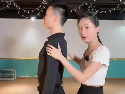苏帅江午媚老师直播间讲解如何打开胸腰。