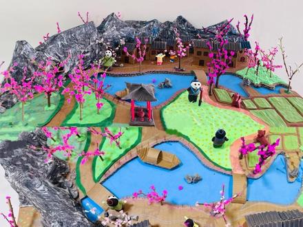 《桃花源记》教具制作教程来喽~
🌸 《桃花源记》——为你寻找心中的乌托邦 🌸
在繁忙的都市生活中,我们是否都曾梦想过一个远离尘嚣、宁静祥和的地方?
东晋诗人陶渊明,用他那超凡脱俗的笔触,为我们描绘了一个理想的隐逸世界——桃花源。而我亲手将这景象呈现在你眼前,“忽逢桃花林,夹岸数百步,中无杂树,芳草鲜美,落英缤纷。” 渔人误入桃花林,我也想让你走进我的作品,暂且忘却尘世的烦恼,沉浸在这一个与世隔绝的仙境。在这里,土地平旷,屋舍俨然,良田美池桑竹之属,阡陌交通,鸡犬相闻。男男女女,老老少少,怡然自乐,仿佛时间在这里停滞,只剩下和谐与宁静,我们理想的生活触手可及。
每个人心中都有自己的桃花源,那是我们对美好生活的向往和追求。在这个快节奏的时代,让我们偶尔放慢脚步,寻找属于自己的那片桃花源。无论你是忙碌的都市人,还是向往田园生活的文艺青年,都可以在这个《桃花源记》手工作品中找到共鸣。让我们一起走进陶渊明笔下的桃花源,体验那份超脱与宁静吧🏕️#桃花源记 #初中语文教具 #创意手工 #世外桃源 #与世隔绝的生活