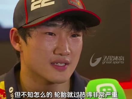 大话说早了 角田很无奈 昨天的F1阿布扎比大奖赛,诺里斯追到了角田的身后,此时红牛通过TR告知角田这个消息,随后角田回复:“交给我吧!”结果在第23圈的DRS,诺里斯直接抽头完成超越,角田赛后:我尽力了……#角田裕毅 #F1 #诺里斯