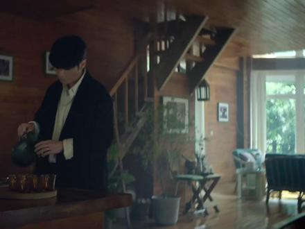 千万收藏百亿播放!李荣浩《恋人》凭啥火了半年? 2025年华语乐坛配得上“神级间奏”的,《恋人》一定当仁不让。2023年底原作者刘嘉星上线短视频平台,2024年李荣浩发掘并改编翻唱,2025年8月因这段“神级间奏”翻红,开启了长达160天的霸榜,各大榜单均为跌出前十,李荣浩重新编曲的《恋人》到底有什么魔力?#李荣浩 #恋人 #音乐现场 #乐评 #盘点