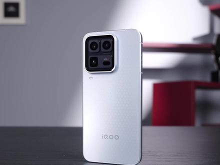 俊明体验|iQOO 15 Ultra体验:iQOO史上第一台Ultra来了,真的猛
这是iQOO史上第一台Ultra,拥有主动散热风扇、游戏肩键,还有《原神》全场景光追+2K超分+120帧并发,性能怪兽终于到位。 #iQOO15Ultra #数码科技 #科技下一站 #内容过于真实 #平价好物