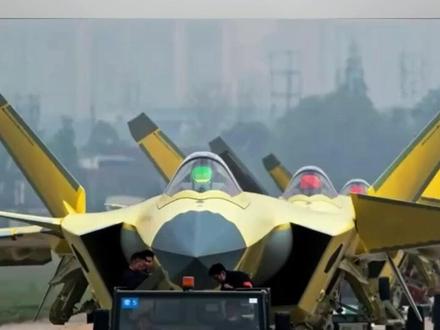 黄皮歼 20A 亮相,脖子 “变粗”有哪些新的变化? 黄皮歼 20A 亮相,脖子 “变粗”有哪些新的变化?#全球创作者计划 #零基础看懂全球 #歼20A #军事 #军事科普