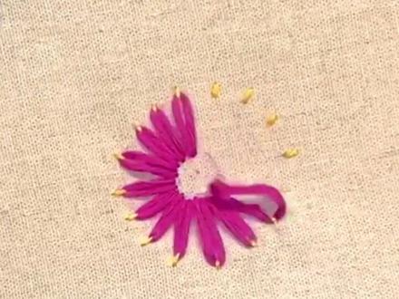 小雏菊新绣法来咯💕#针线活 #刺绣 #教程#雏菊 @抖音小助手