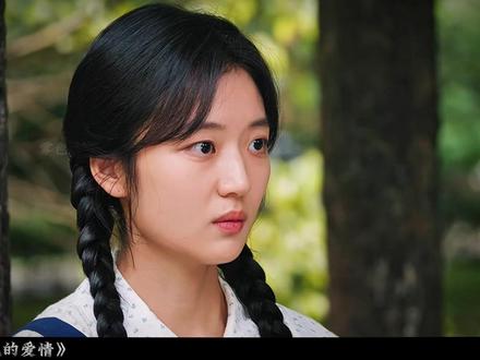 我根本不是你女朋友!凌漪撇清关系,却不知方穆扬心里只有她 #纯真年代的爱情 #电视剧解说 #孙千 #陈飞宇 #刘敏涛 费霓带方穆扬回到童年故地,希望唤醒他的记忆。他果然想起一些片段,还顺手救了个小孩——虽然失忆,却依旧勇敢。为了能让费霓上大学,方穆扬答应“假装康复”,只为了换一个冰淇淋。谁知在许主任面前,他没按剧本走,却真心实意地说:“费霓是我最感激的人,她才是英雄。”一句话让费霓红了脸。可希望刚刚燃起,许主任身边的小助理就发现了方穆扬并未真正恢复记忆,立刻告发。大学名额悬了,费霓的梦再次陷入危机。她能化解这场突如其来的变故吗?