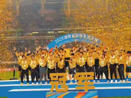 《冠军之夜》这是一首AI演唱的歌曲,感谢词曲作者:南山播客老师!真人演绎这首歌有很大的难度,歌词转换之间没有“气口”(换气很难)我们永跑者乐队接到演出任务以后,队长召集我们歌手用了一天一夜的时间录音加混音,并熬夜制作出来了,唱得不好还请各位海涵!特别感谢视频拍摄者:王钰坤老师、何卓老师为我们的歌曲提供高品质视频素材,我又花了三天时间制作了这一个MTV(最后面有彩蛋),送给所有关心和热爱我们永州队的球迷!永冲锋的精神值得我们永远学习!!!
永远太远,永州不远!
欢迎大家来永州一起:永冲锋!!!
#冠军之夜
#湘超永州队
#永跑者乐队
#永远太远永州不远
#永冲锋