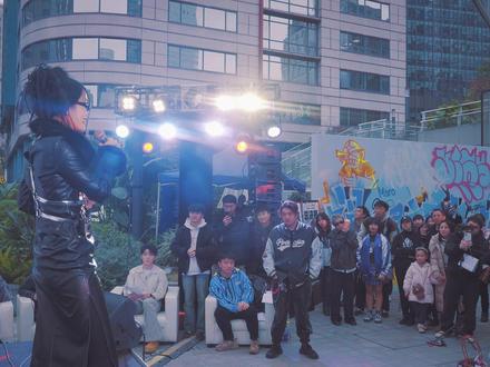新势力总决赛|浪迹欧美只为唱出五千年的咆哮 曲名:《燃烧》
作词:Gigi Lee
作曲:Gigi Lee
编曲:Kaizerr
@GigiLee 从DJ转型为rapper,就像只身浪迹欧美,从来不是容易的事,她用新锐的techno音乐融合中国风打磨出实验性作品,从纯电子音乐转身成为电子吟游诗人,在重庆这个赛博之都,唱出了独属于她的赛博龙吟。质疑永远无法成为她前进的阻碍,只会成为她不断前进的催化剂。短短3场演出,完成了华丽的转变,加油Gigi Lee!
#电子说唱 #techno #新势力newpower #说唱新势力 #rapper