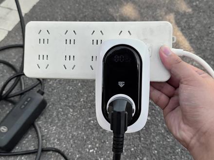 买了比亚迪的车,在家充电随车充总是亮红灯,这是因为插座没接地线,可以搭配接地宝,不仅能代替地线,还有温控保护,过压保护,充满自动断电等功能 #接地宝 #比亚迪车主#比亚迪#接地宝测评