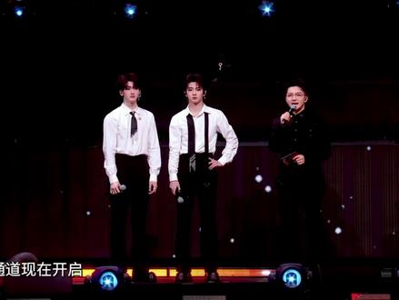 官方发的,day1的都没剪进去,day2大家喊的好整齐,好响亮🩵🩷#橹穆 #杰丞#丞杰#荣耀之战