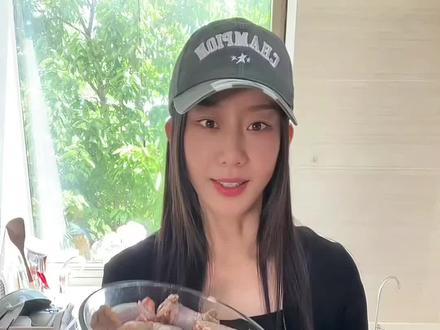 洗着解压,吃着封神。#海葵 #美食分享 #谁懂这一口的好吃程度 #下饭神器 #爱吃食物的女孩子
