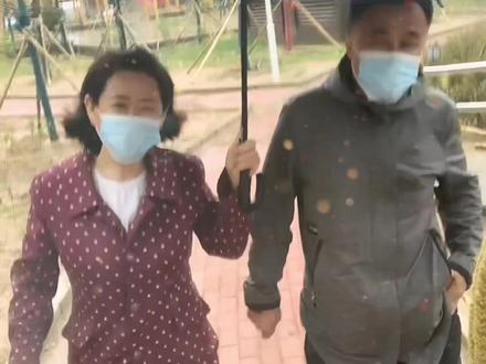 愿革命友谊天长地久💑😄😄#男同志向女同志靠近一点点 #爹爹背媳妇 #爹爹妈妈