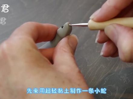 小溪里惊现一条变异大蟒蛇