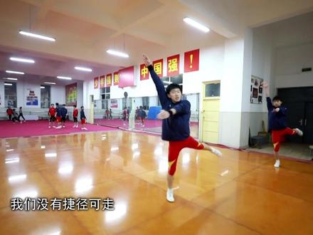 【#运动榜young 】在首届学青会上,山西临汾三中的高三学生亢嘉浩勇夺中学健美操比赛两金一银。冠军是如何产生的,我们一起到他的训练生活中寻找答案。#一起立个运动flag