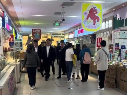 刘强东亲临小店,品尝咱家纯粮散白!
不看包装只看酒质,大佬都认可的口粮酒,懂酒的来!
#散装白酒 #纯粮酒 #接地气